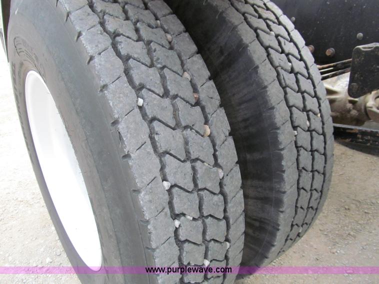 image for item D3099 1994 Kenworth T800 semi truck