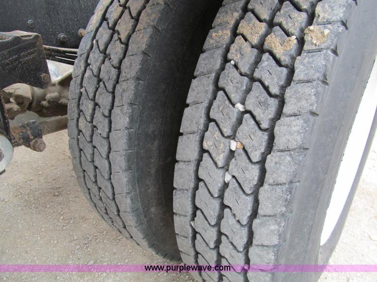 image for item D3099 1994 Kenworth T800 semi truck