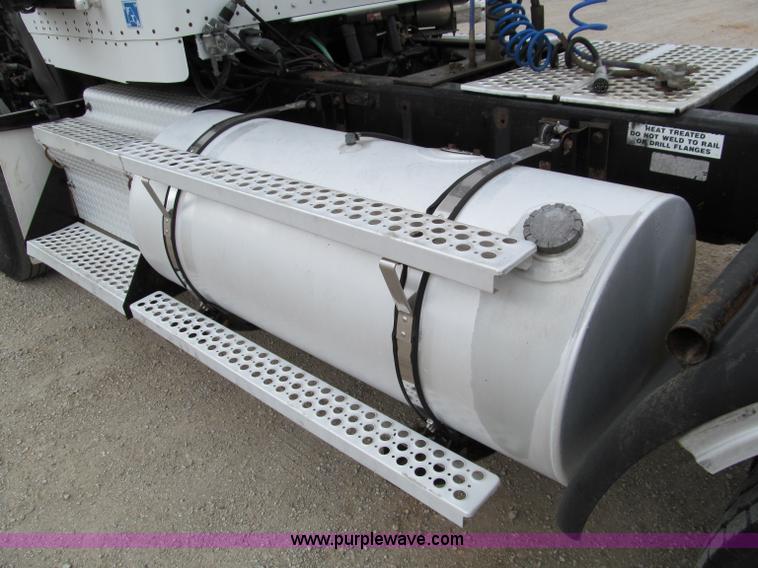 image for item D3099 1994 Kenworth T800 semi truck