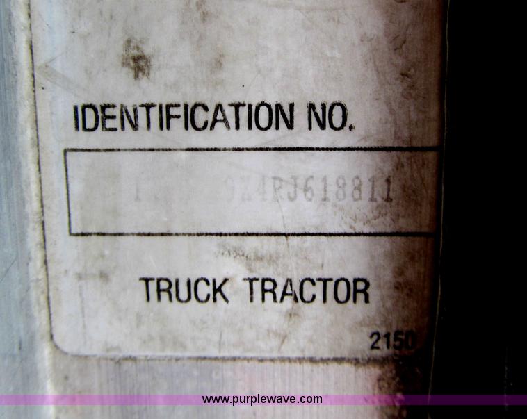 image for item D3099 1994 Kenworth T800 semi truck