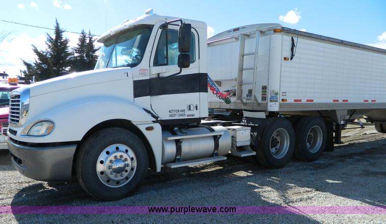 image for item D8866 2004 Freightliner Columbia semi truck