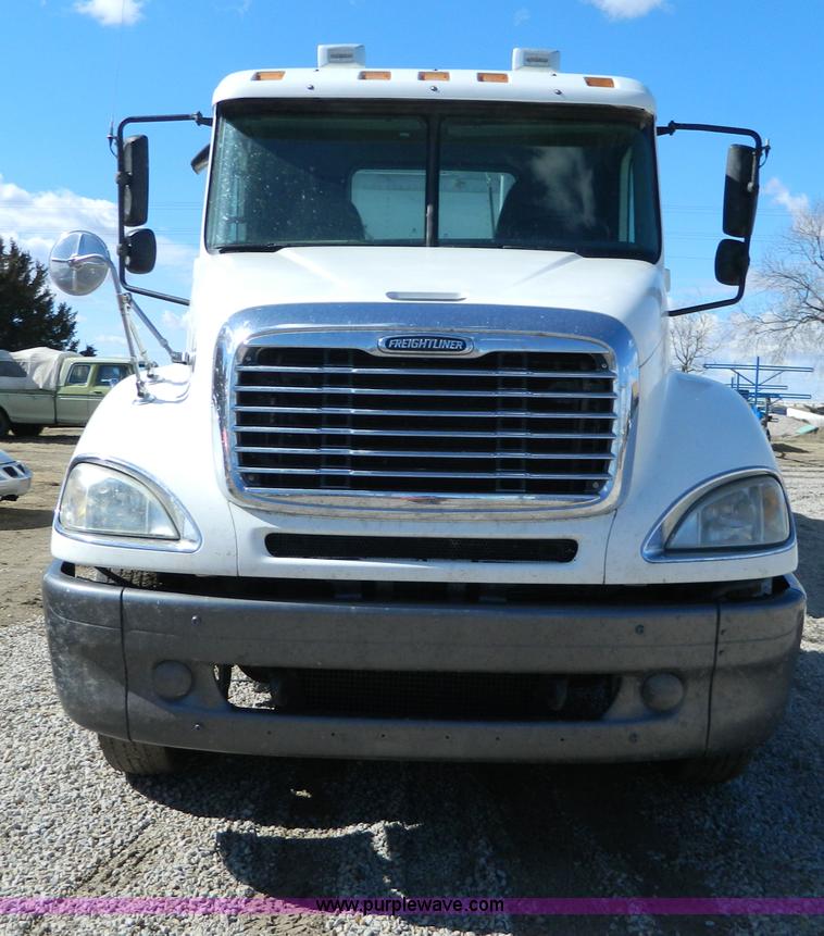 image for item D8866 2004 Freightliner Columbia semi truck
