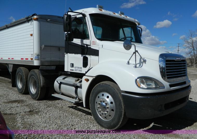 image for item D8866 2004 Freightliner Columbia semi truck