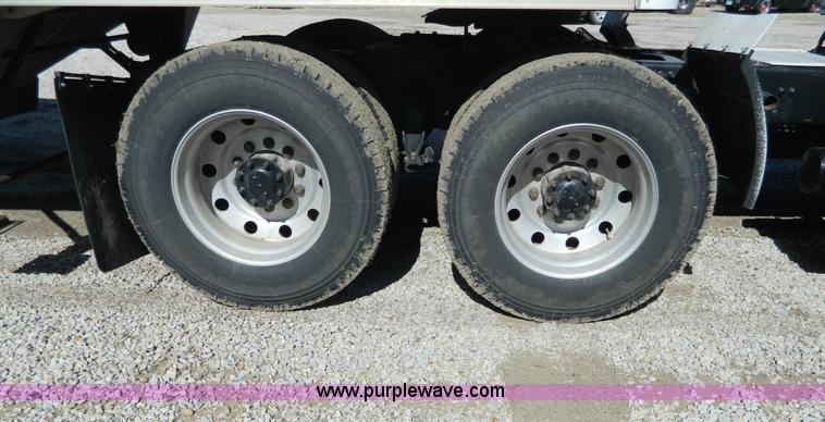 image for item D8866 2004 Freightliner Columbia semi truck