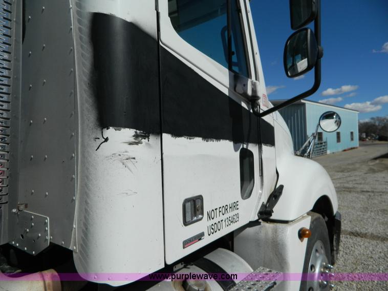 image for item D8866 2004 Freightliner Columbia semi truck