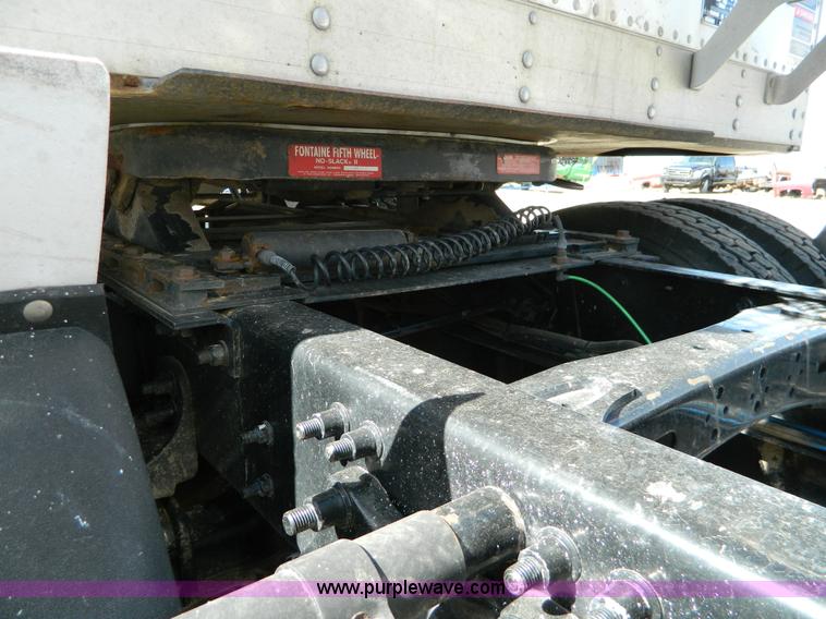 image for item D8866 2004 Freightliner Columbia semi truck