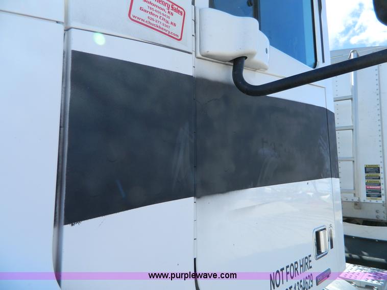 image for item D8866 2004 Freightliner Columbia semi truck