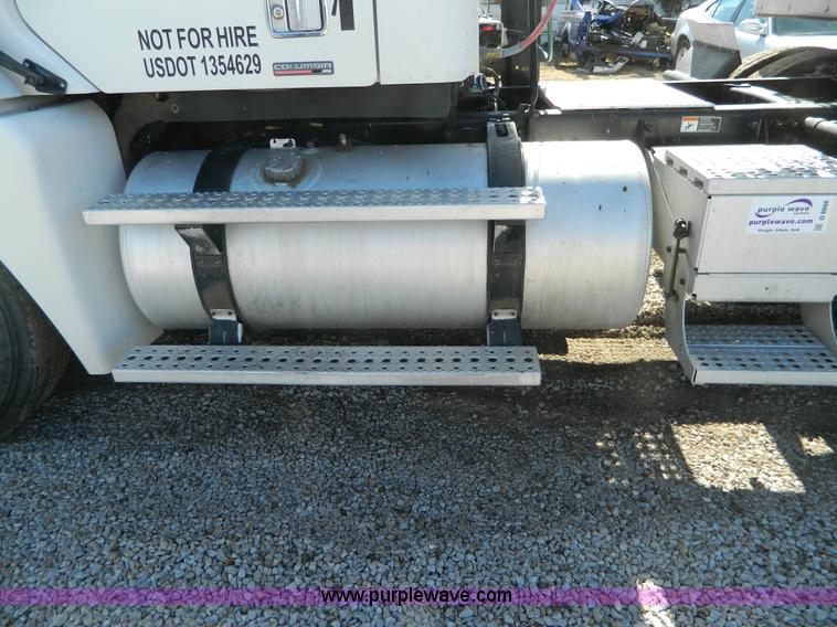 image for item D8866 2004 Freightliner Columbia semi truck