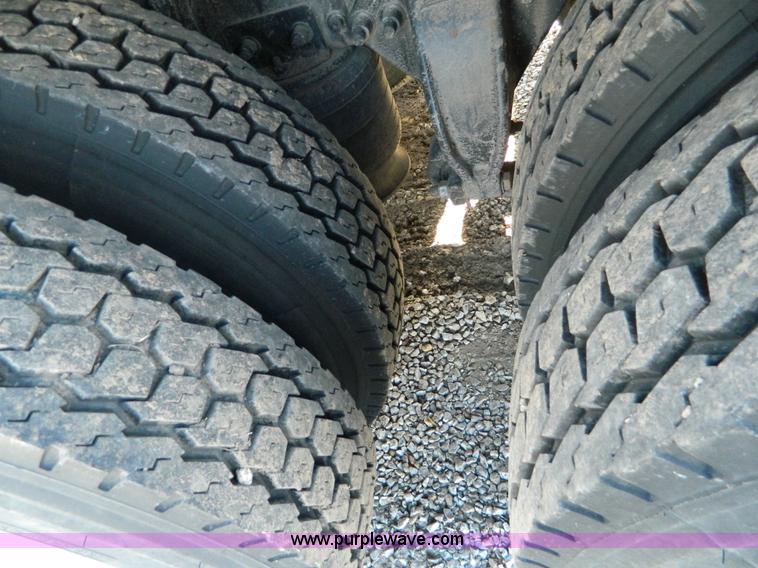 image for item D8866 2004 Freightliner Columbia semi truck