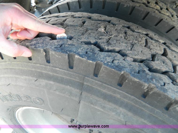 image for item D8866 2004 Freightliner Columbia semi truck