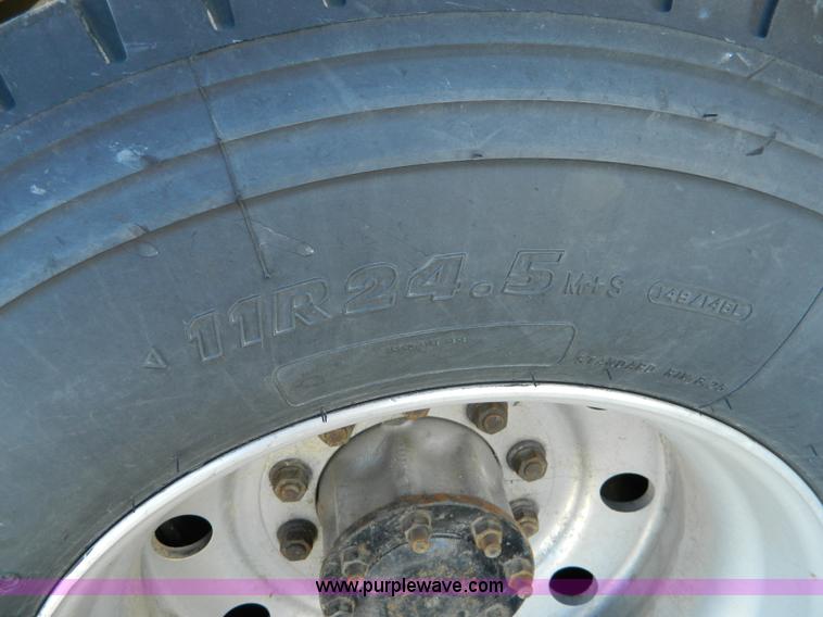 image for item D8866 2004 Freightliner Columbia semi truck