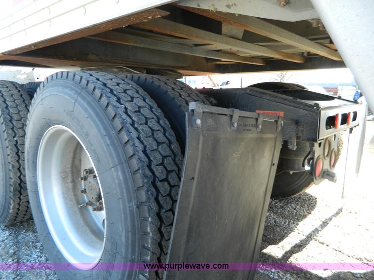 image for item D8866 2004 Freightliner Columbia semi truck