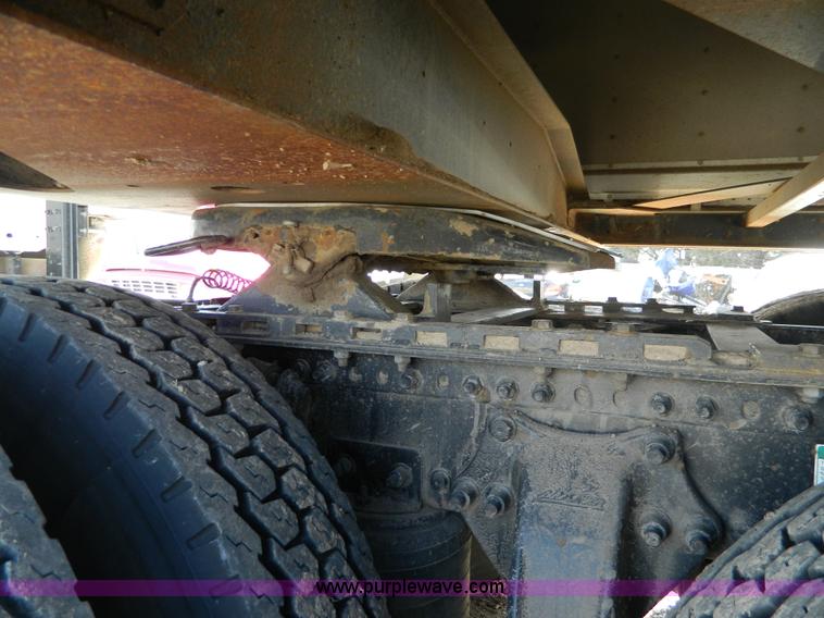 image for item D8866 2004 Freightliner Columbia semi truck