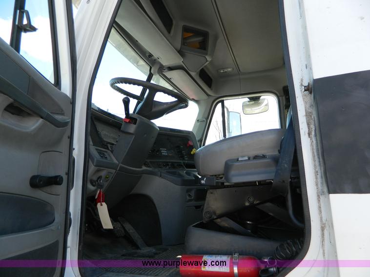 image for item D8866 2004 Freightliner Columbia semi truck