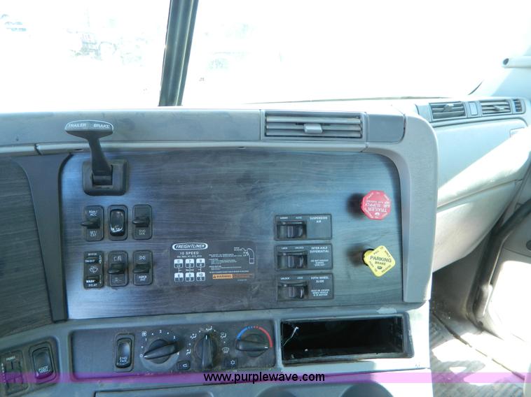 image for item D8866 2004 Freightliner Columbia semi truck