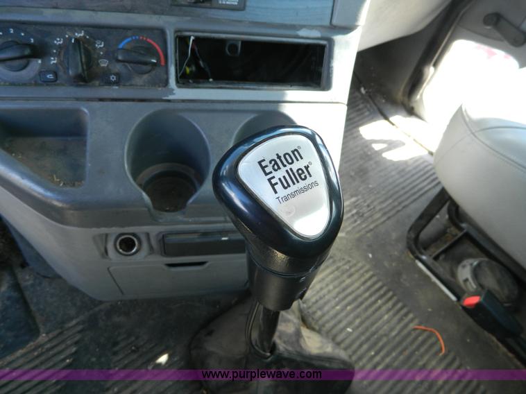 image for item D8866 2004 Freightliner Columbia semi truck