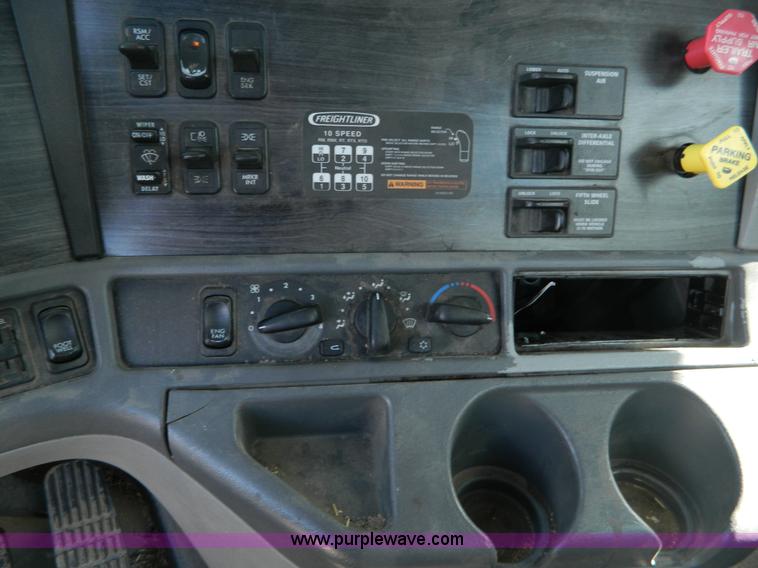 image for item D8866 2004 Freightliner Columbia semi truck