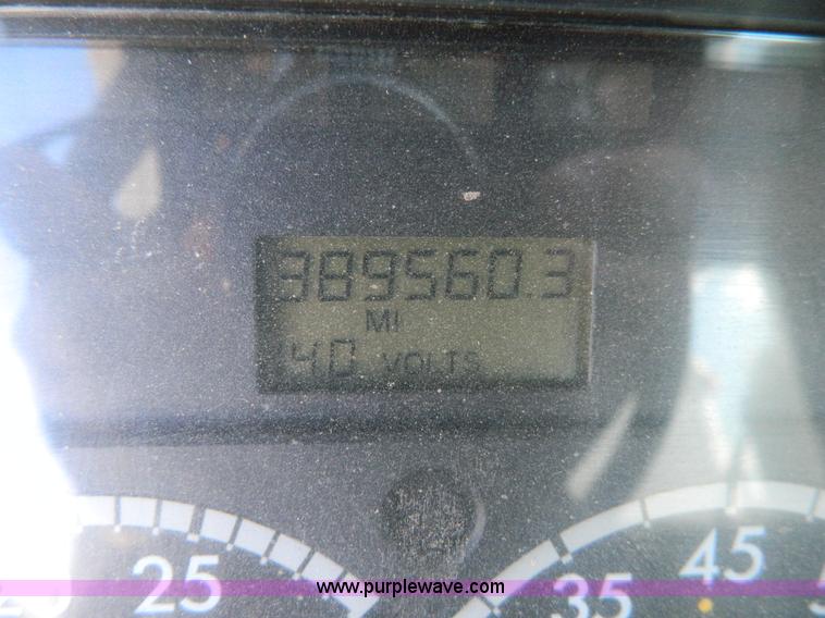 image for item D8866 2004 Freightliner Columbia semi truck