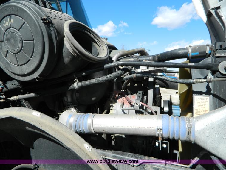 image for item D8866 2004 Freightliner Columbia semi truck