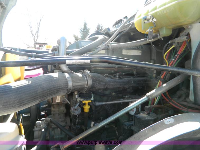 image for item D8866 2004 Freightliner Columbia semi truck