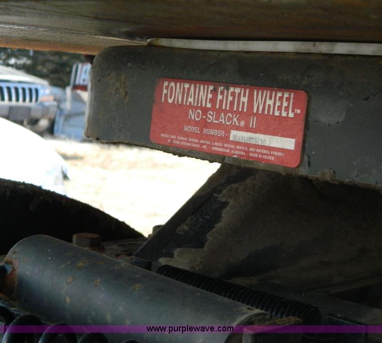 image for item D8866 2004 Freightliner Columbia semi truck