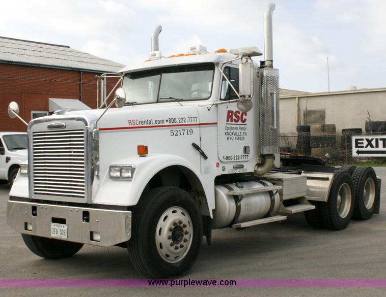 image for item A4942 2005 Freightliner FLD120SD semi truck