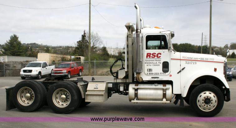 image for item A4942 2005 Freightliner FLD120SD semi truck