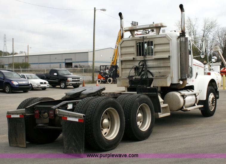 image for item A4942 2005 Freightliner FLD120SD semi truck