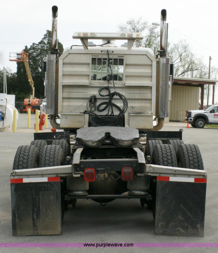 image for item A4942 2005 Freightliner FLD120SD semi truck