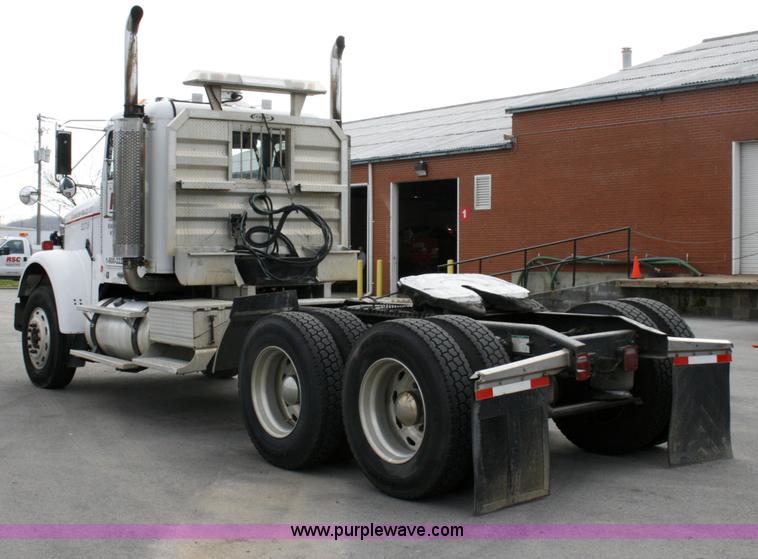 image for item A4942 2005 Freightliner FLD120SD semi truck