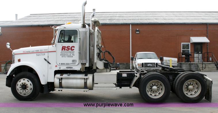 image for item A4942 2005 Freightliner FLD120SD semi truck