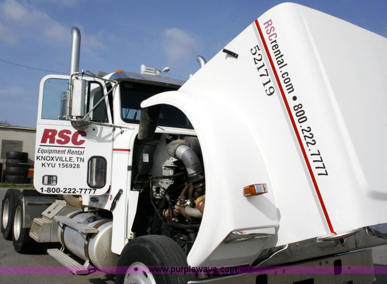 image for item A4942 2005 Freightliner FLD120SD semi truck