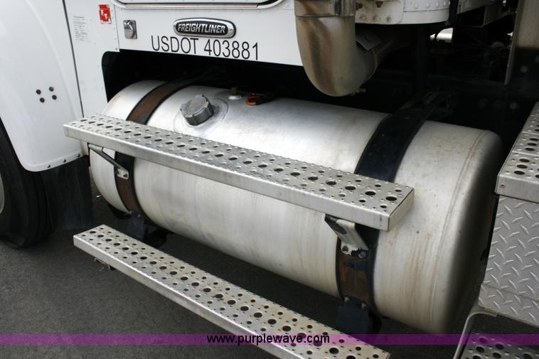 image for item A4942 2005 Freightliner FLD120SD semi truck