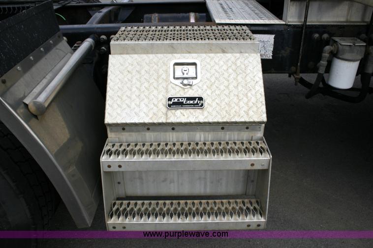 image for item A4942 2005 Freightliner FLD120SD semi truck