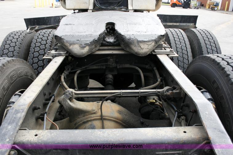 image for item A4942 2005 Freightliner FLD120SD semi truck