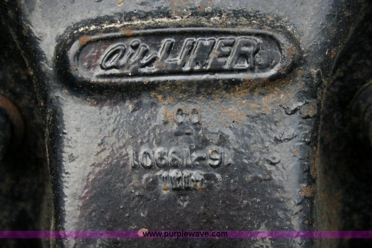 image for item A4942 2005 Freightliner FLD120SD semi truck