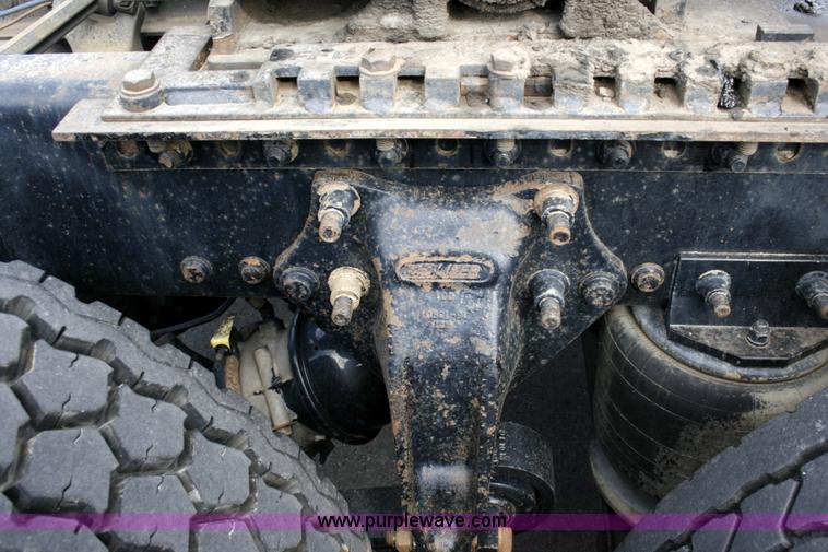 image for item A4942 2005 Freightliner FLD120SD semi truck