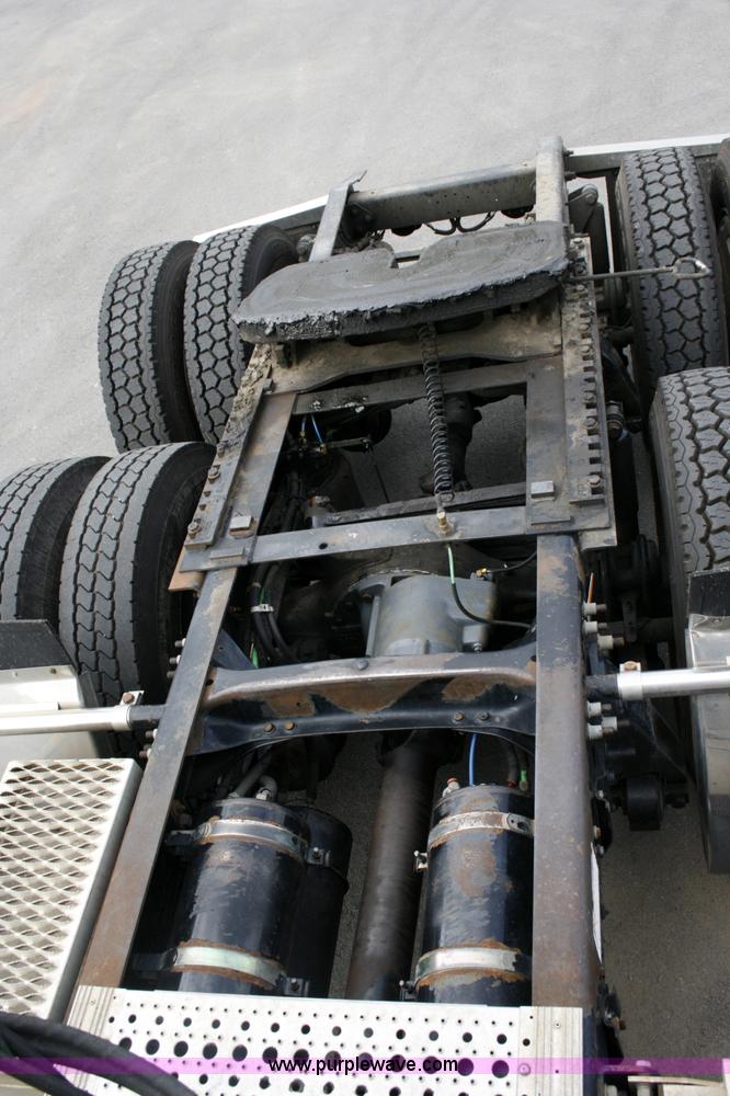 image for item A4942 2005 Freightliner FLD120SD semi truck