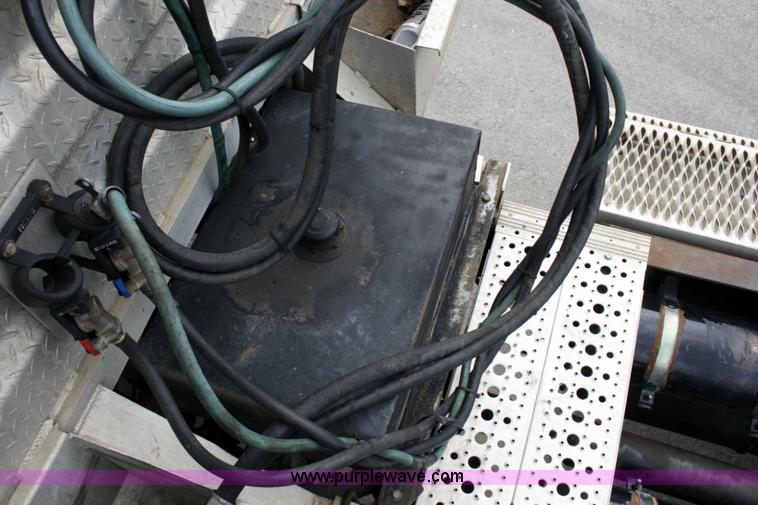 image for item A4942 2005 Freightliner FLD120SD semi truck