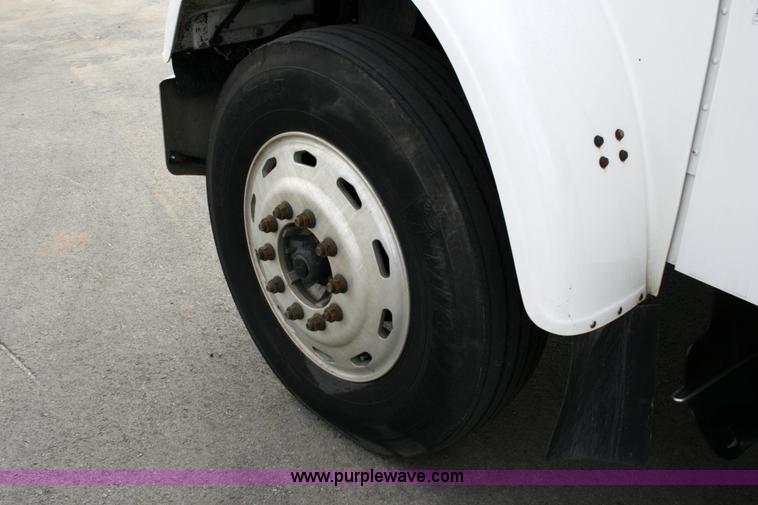 image for item A4942 2005 Freightliner FLD120SD semi truck