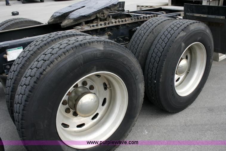 image for item A4942 2005 Freightliner FLD120SD semi truck