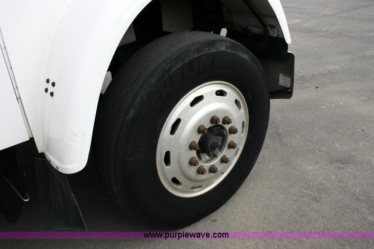 image for item A4942 2005 Freightliner FLD120SD semi truck