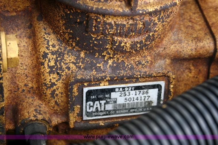 image for item A4942 2005 Freightliner FLD120SD semi truck