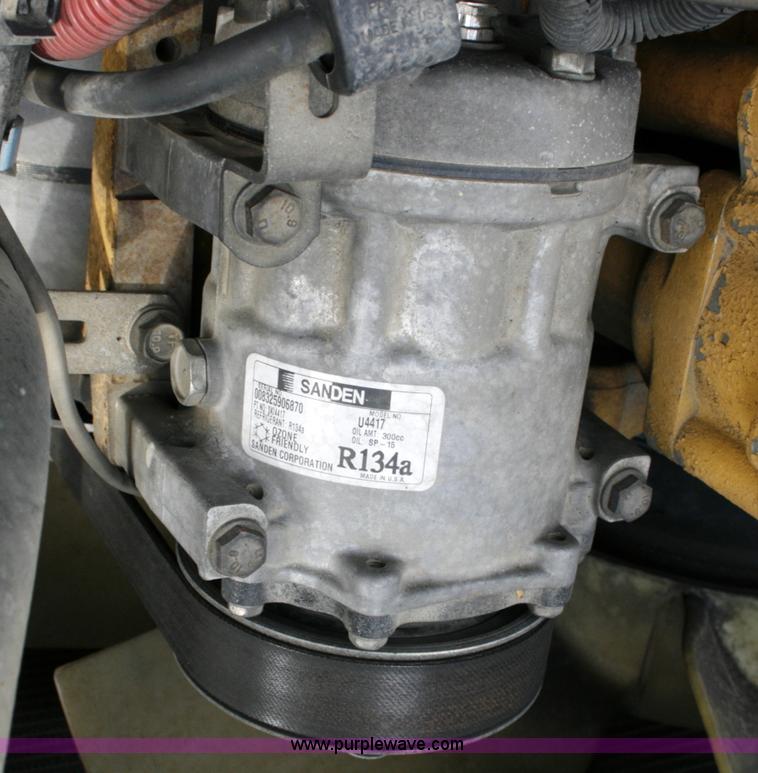 image for item A4942 2005 Freightliner FLD120SD semi truck