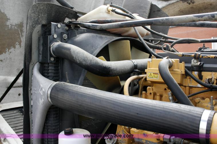 image for item A4942 2005 Freightliner FLD120SD semi truck