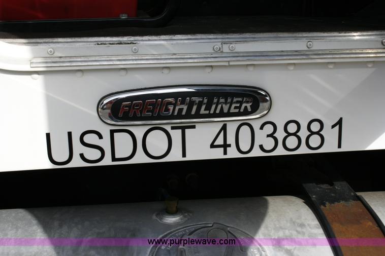 image for item A4942 2005 Freightliner FLD120SD semi truck