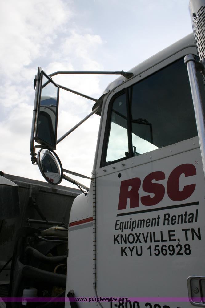 image for item A4942 2005 Freightliner FLD120SD semi truck