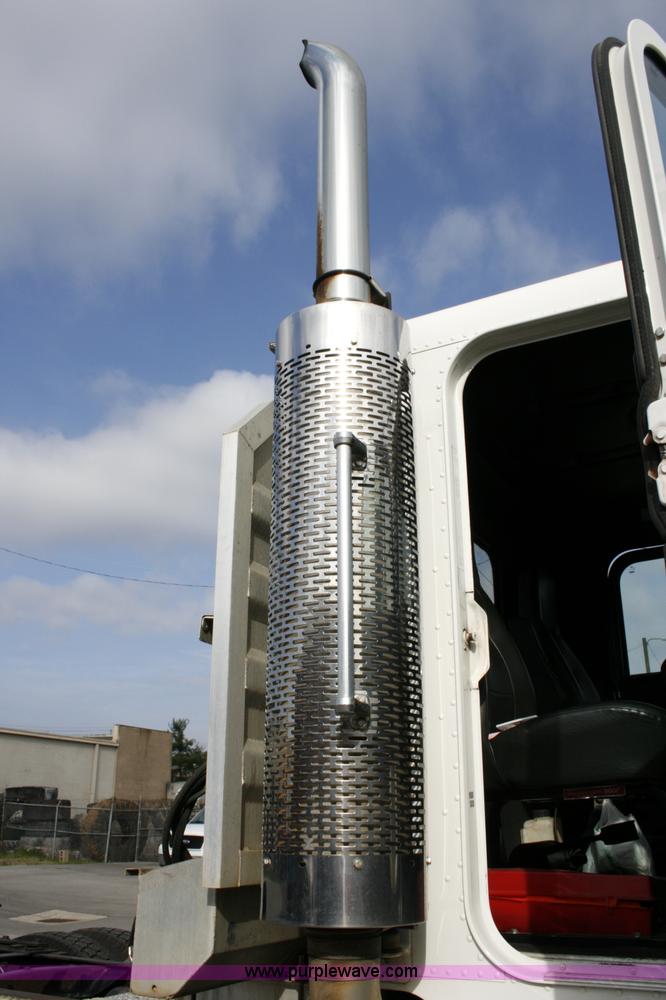 image for item A4942 2005 Freightliner FLD120SD semi truck