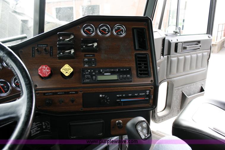 image for item A4942 2005 Freightliner FLD120SD semi truck