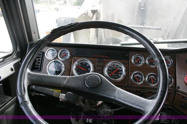 image for item A4942 2005 Freightliner FLD120SD semi truck